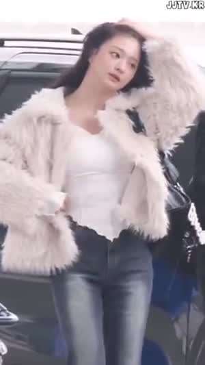 프로미스나인 이나경 공항 패션 털쟈켓 속 흰티 청바지