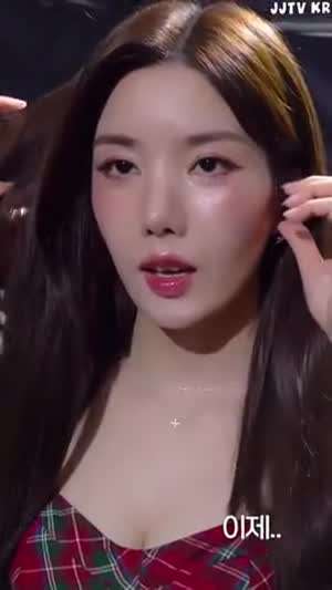 가오슝 콘서트 비하인드 홀터넥 끈나시 가슴골 살짝 권은비