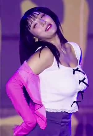 역동적인 무빙 흰나시 라잇썸 초원