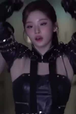 엔믹스 설윤 가죽 볼레로 란제리탑 틈새 뽀얀 피부