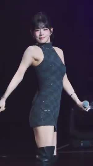 프로미스나인 이채영 홀터넥 슬림 원피스 내전근