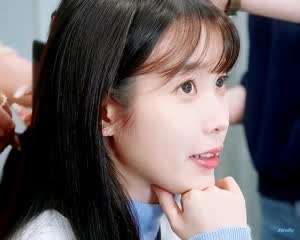 골지 터틀넥 왕눈이 아이유 . GIF