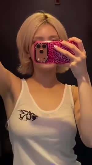 얇은 민소매티 입은 풍만한 소미