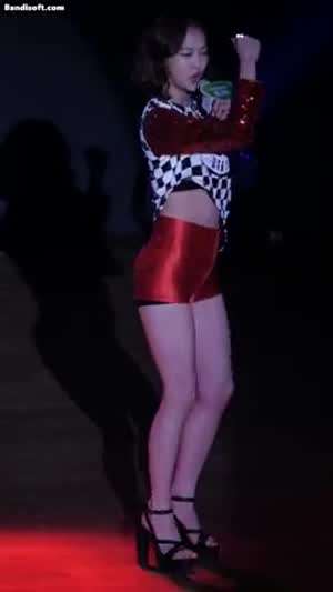 [씨스타] 다솜 빨간 핫팬츠 입고 Shake it  무대...gif