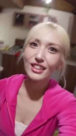 전소미 핫핑크 벨벳 트레이닝복 속 흰티 출렁이는 가슴골 엉태.mp4