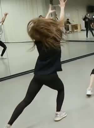 권은비 아이즈원 리더 시절 지금보다 조금 더 묵직했던 레깅스 몸매.mp4