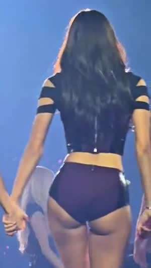 블랙핑크 리사 찰진 뒤태