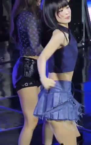 프로미스나인 이채영 짧은 치마 검정 속바지