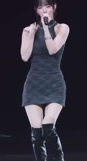 상견례 패스 가능한 홀터넥 슬림 원피스 프로미스나인 이채영