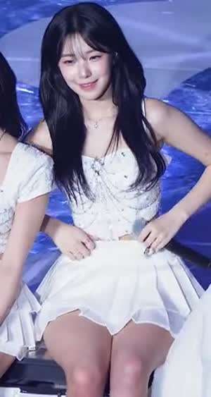 다리 꼬는 프로미스나인 백지헌 허벅지