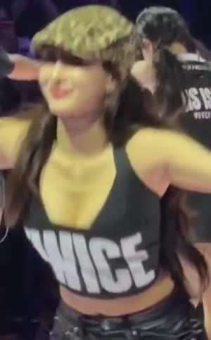 예의 바르게 인사하는 트와이스 콘서트 지효