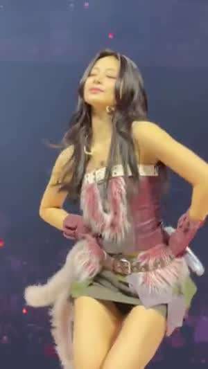 바로 아래에서 보는 짧은 치마 'WHAT IS LOVE' 트와이스 쯔위