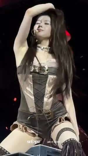 허벅지 벨트 흰 망사스타킹 트와이스 사나