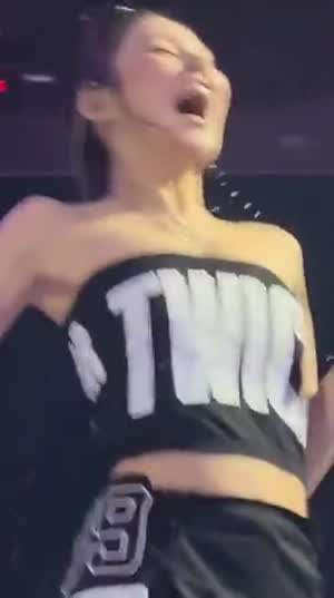 물장난하는 뭉클 튜브탑 트와이스 사나 즐거운 시간