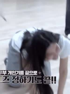 트와이스 다현 웃다가 방심한 가슴골.mp4