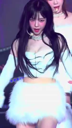 에스파 카리나 앞지퍼 튜브탑 출렁이는 가슴.mp4