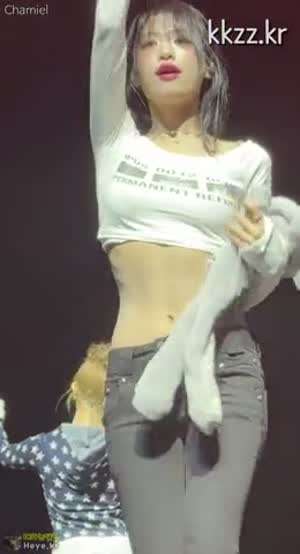 복근 보이는 크롭 베이비몬스터 아현