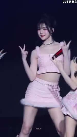 핑크 크롭 민소매 겨드랑이 허벅지 스테이씨 아이사