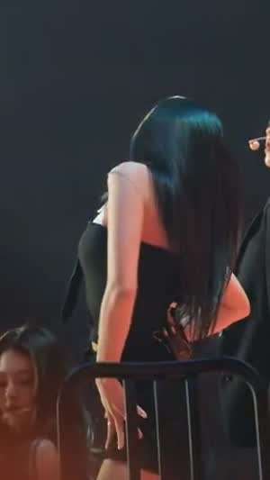 측면에서 본 프로미스나인 박지원 카라 민소매 오피스룩 안경 미모