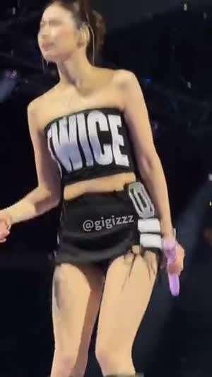 바로 아래에서 본 'TWICE' 튜브탑 트와이스 사나 팬서비스