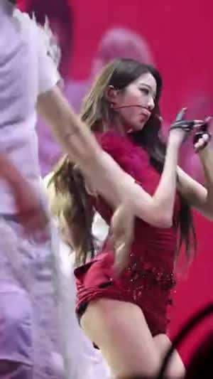 빨간색 원 오프숄더 의상 아이브 장원영