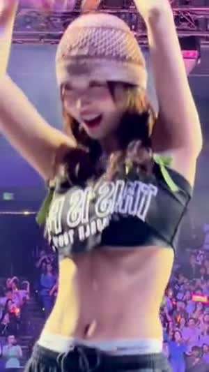 작은 크롭탑 의상 아래 틈 트와이스 모모