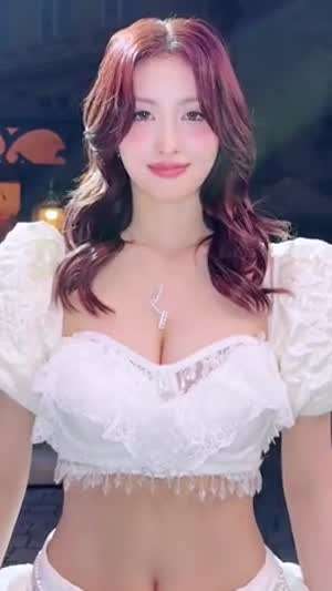 챌린지하는 화이트 란제리 의상 트와이스 미사모 모모