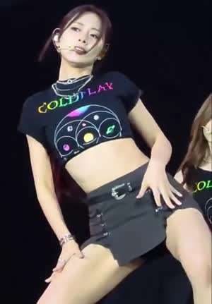 한쪽 무릎 꿇은 쩍벌 안무 트와이스 쯔위