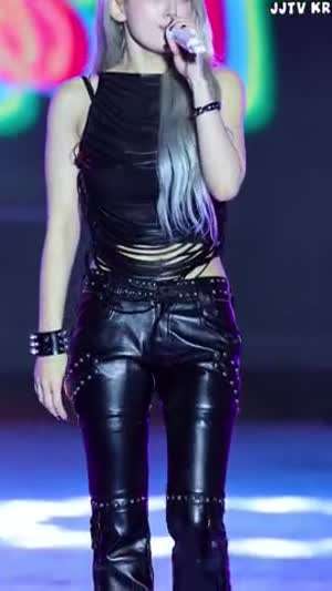 전소미 뒤가 시원한 반전 의상