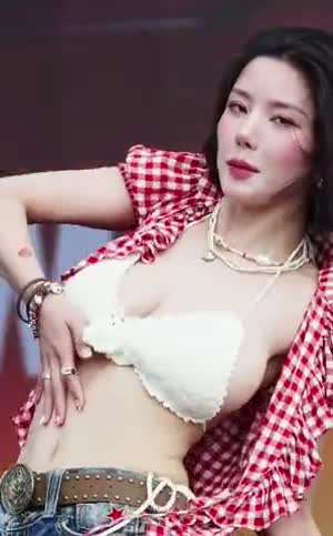 권은비 워터밤 Crazy in Love 무대 움짤 사진