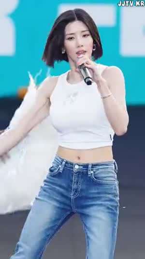 권은비 흰 크롭 민소매 볼륨감 청바지 핏