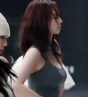 측면에서 본 연습하는 에스파 카리나 회색 나시 무빙 레전드