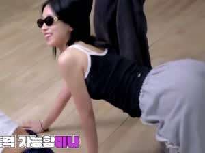 엎드린 트와이스 미나 회색 츄리닝