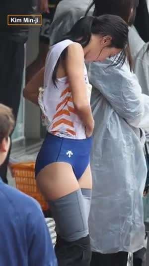 바지 내린 상태로 경기복 체크하는 육상 김민지