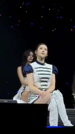 다리 꼬고 미소짓는 응원단증 트와이스 사나