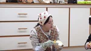 김장김치 담그는 유라랑 채영 (프로미스나인)