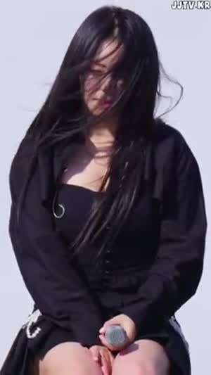 앞으로 숙이는 블랙 나시 브브걸 유정