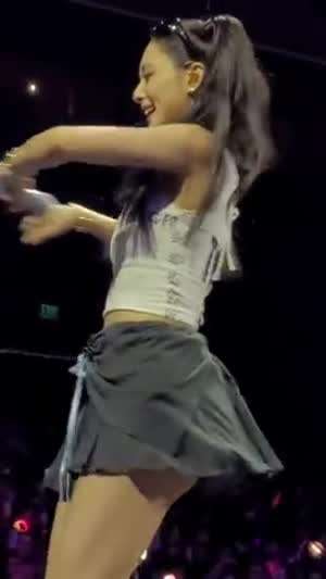 아래에서 본 양갈래 머리 트와이스 쯔위 짧은 치마 검정 속바지