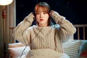 헤드셋 착용한 아이유 포근한 미소 . GIF