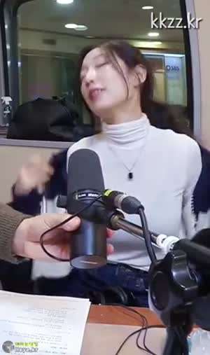 외투 벗는 정예인.mp4