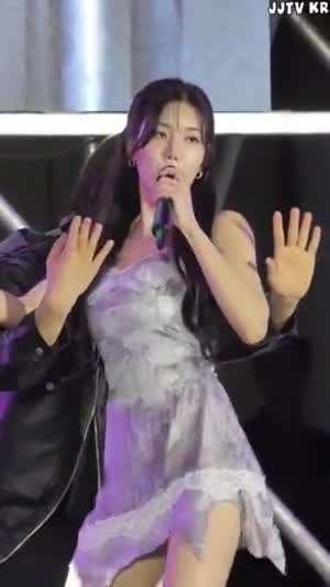 하늘 하늘 민소매 원피스 윗가슴골 권은비.mp4