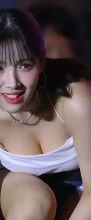 앉았다 일어서는 라잇썸 한초원 흰 끈나시 묵직 가슴골.mp4