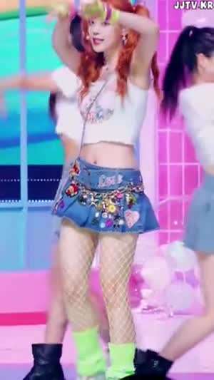 허영지 귀여운 양갈래 머리 얇은 크롭 민소매 봉긋 가슴.mp4