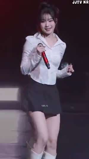 스테이씨 아이사 가슴 부분이 주름진 타이트한 흰셔츠.mp4