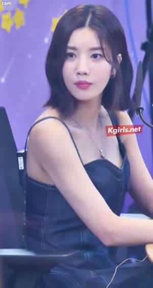 권은비 청나시 헐렁한 틈 윗가슴 노출.mp4