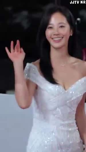 소녀시대 유리 레드카펫 오프솔더 드레스 가슴골.mp4