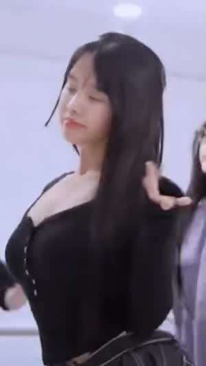 키스 오브 라이프 나띠 안무 연습하는 연한 화장 앳띤 얼굴 그렇지 않은 묵직 가슴 출렁임.mp4