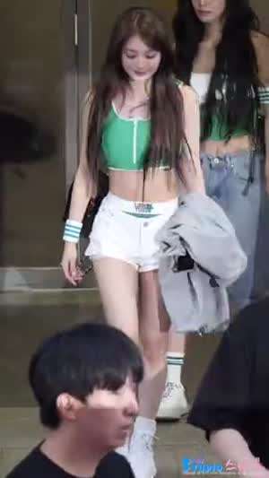 프로미스나인 이나경 퇴근길 앞지퍼 녹색 크롭탑