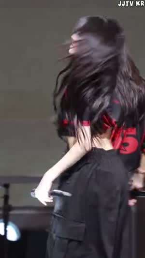 프로미스나인 백지헌 블랙 크롭티 허리라인 기립근