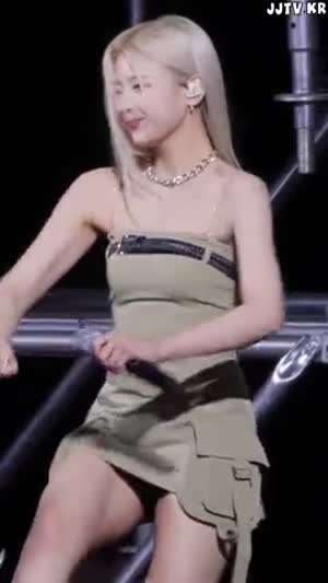 ITZY 리아 가슴 밸트 오프솔더 원피스 속바지